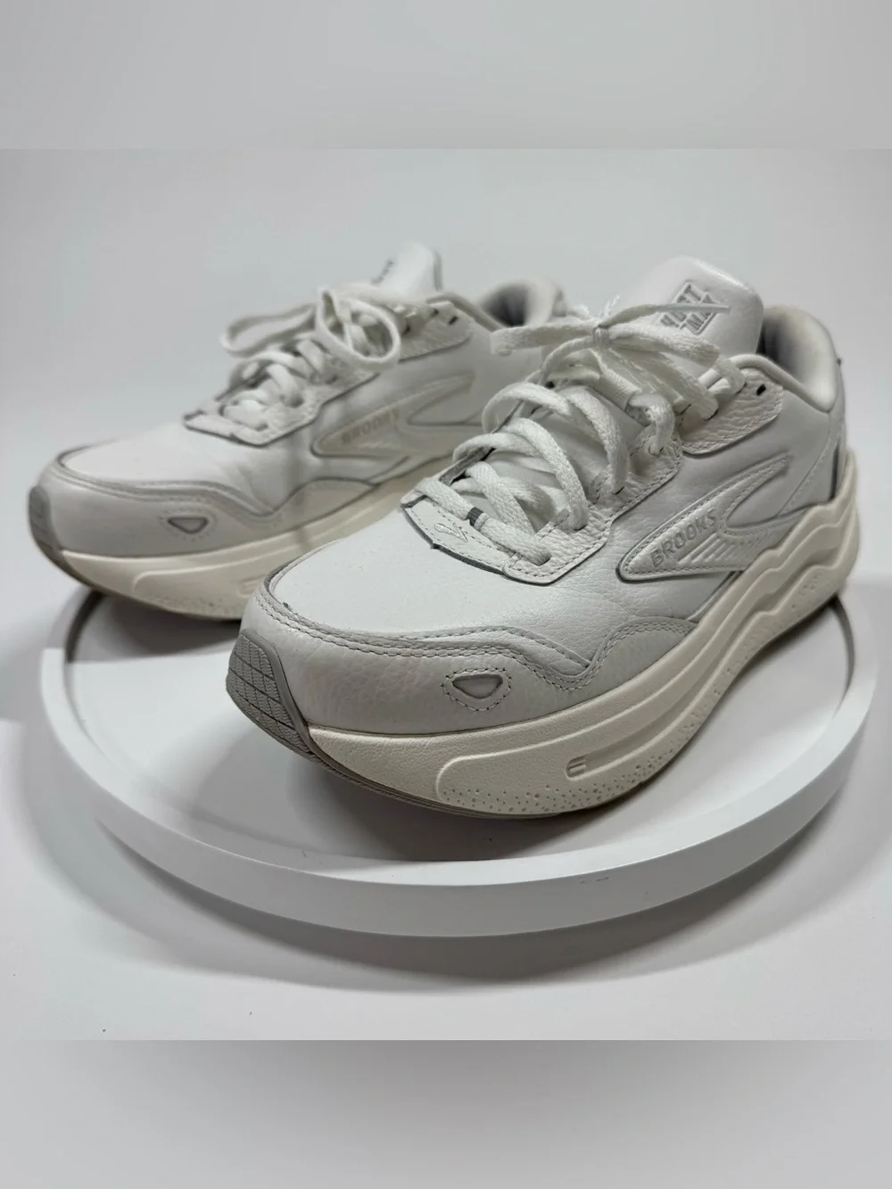 Brooks Ghost Max 2 Leather Womens Sz 9 Walking Shoes (B Standard) (142) White